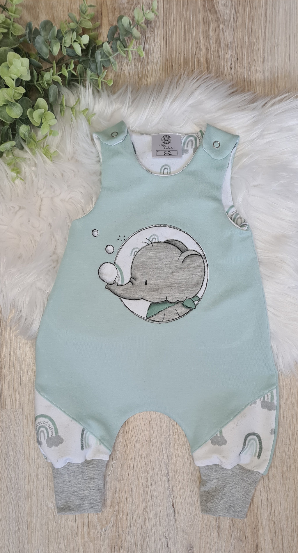 Baby Strampler "Elefant" mint mit Elefant-Stickmotiv, handmade von Little Falili