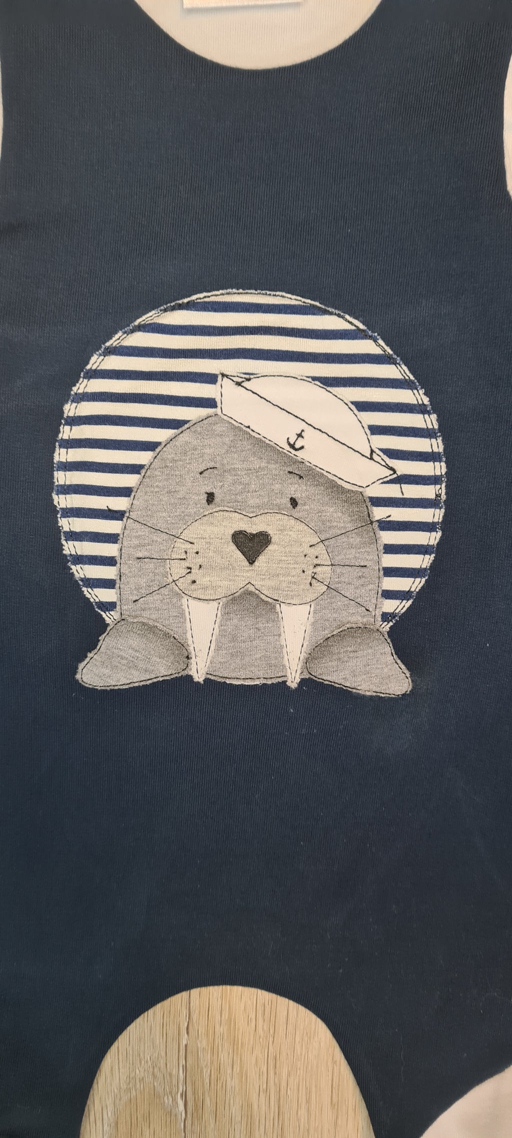 Baby Strampler "Walross" in blau mit Halstuch, French Terry & Jersey, 95% Baumwolle 5% Elasthan – Mütze separat erhältlich | Little Falili
