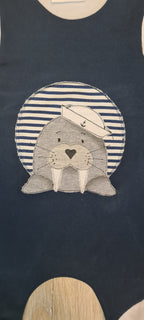 Baby Strampler "Walross" in blau mit Halstuch, French Terry & Jersey, 95% Baumwolle 5% Elasthan – Mütze separat erhältlich | Little Falili
