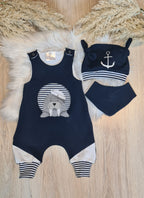 Baby Knoten-Mütze "Walross" Detailansicht Walross-Motiv, French Terry 95% Baumwolle 5% Elasthan – passend zur Strampler-Kollektion | Little Falili
