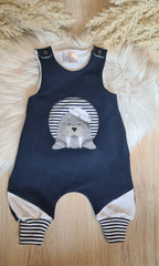 Baby Strampler "Walross" Detailansicht Walross-Stickmotiv in blau, French Terry & Jersey, 95% Baumwolle 5% Elasthan – Mütze separat erhältlich | Little Falili
