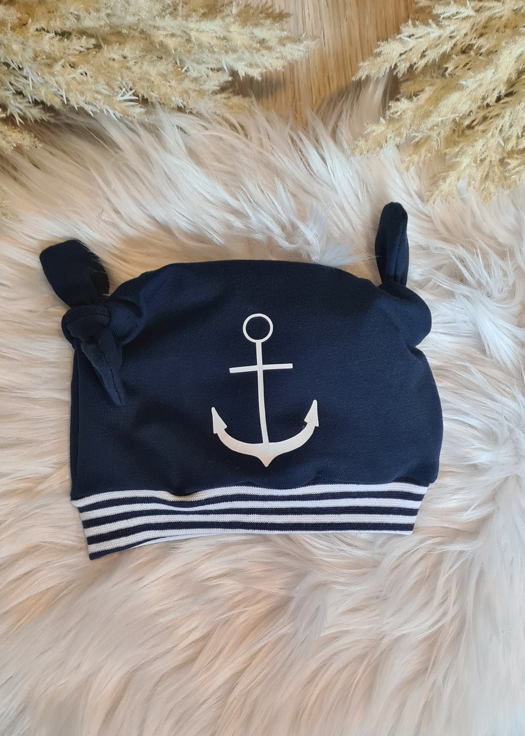 Baby Knoten-Mütze "Walross" mit Walross-Motiv, handgemacht aus French Terry, 95% Baumwolle 5% Elasthan – passend zur Strampler-Kollektion | Little Falili
