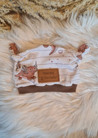 Baby Knoten-Mütze "Axel" Detailansicht Axolotl-Motiv, French Terry 95% Baumwolle 5% Elasthan – passend zur Strampler-Kollektion | Little Falili

