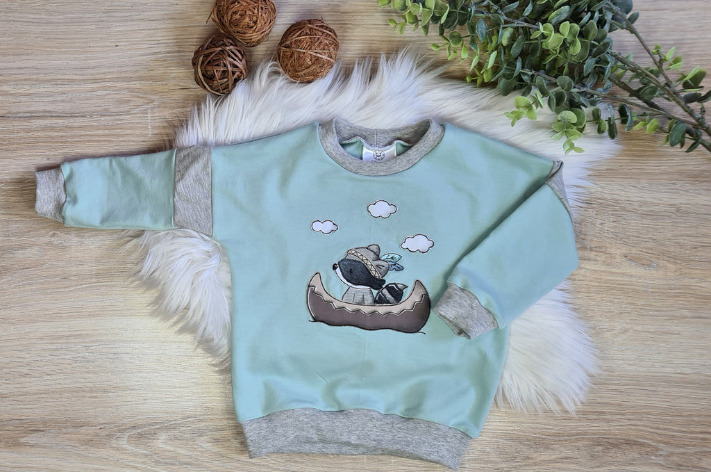 Kinder Pullover "Waschbär" Detailansicht Waschbär-Stickerei, French Terry 95% Baumwolle 5% Elasthan, Gr. 56–128 | Little Falili
