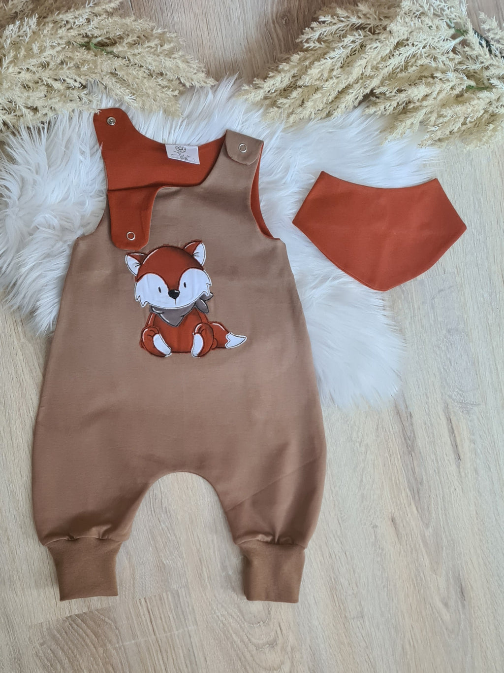 Baby Strampler aus Jersey in Braun mit Fuchs-Stickerei und passendem orangenem Halstuch, handmade