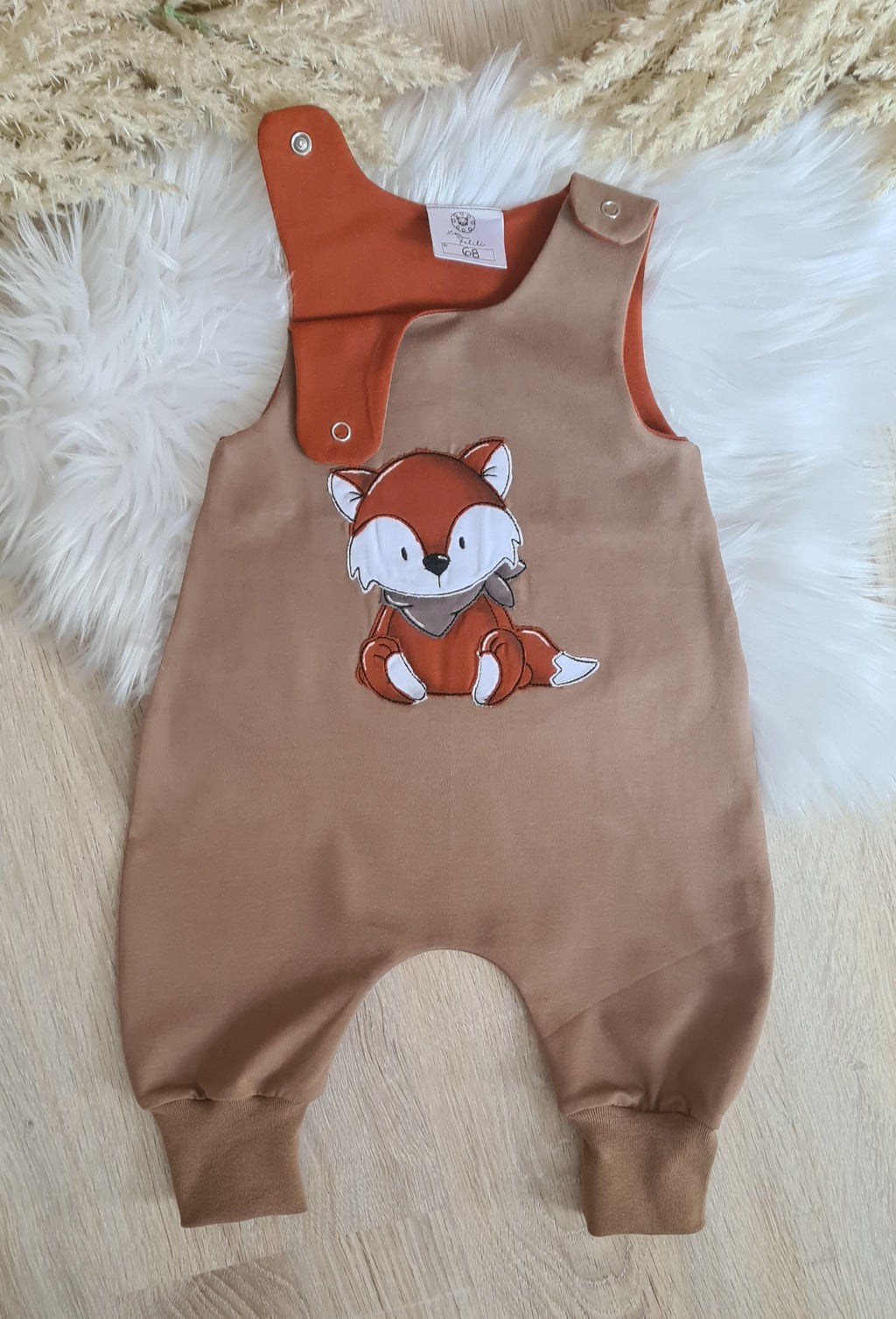 Handgemachter Baby-Strampler braun mit gesticktem Fuchs-Motiv, Vorderansicht