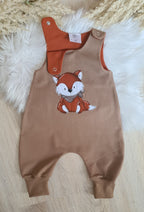 Handgemachter Baby-Strampler braun mit gesticktem Fuchs-Motiv, Vorderansicht