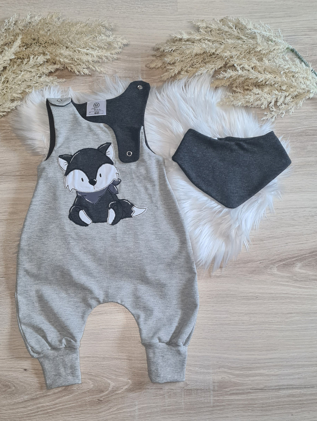 Baby-Strampler "grauer Fuchs" aus French Terry und Jersey, Vorderansicht mit passendem Halstuch