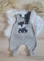 Handgemachter Baby-Strampler "grauer Fuchs" aus French Terry und Jersey, Gesamtansicht – 