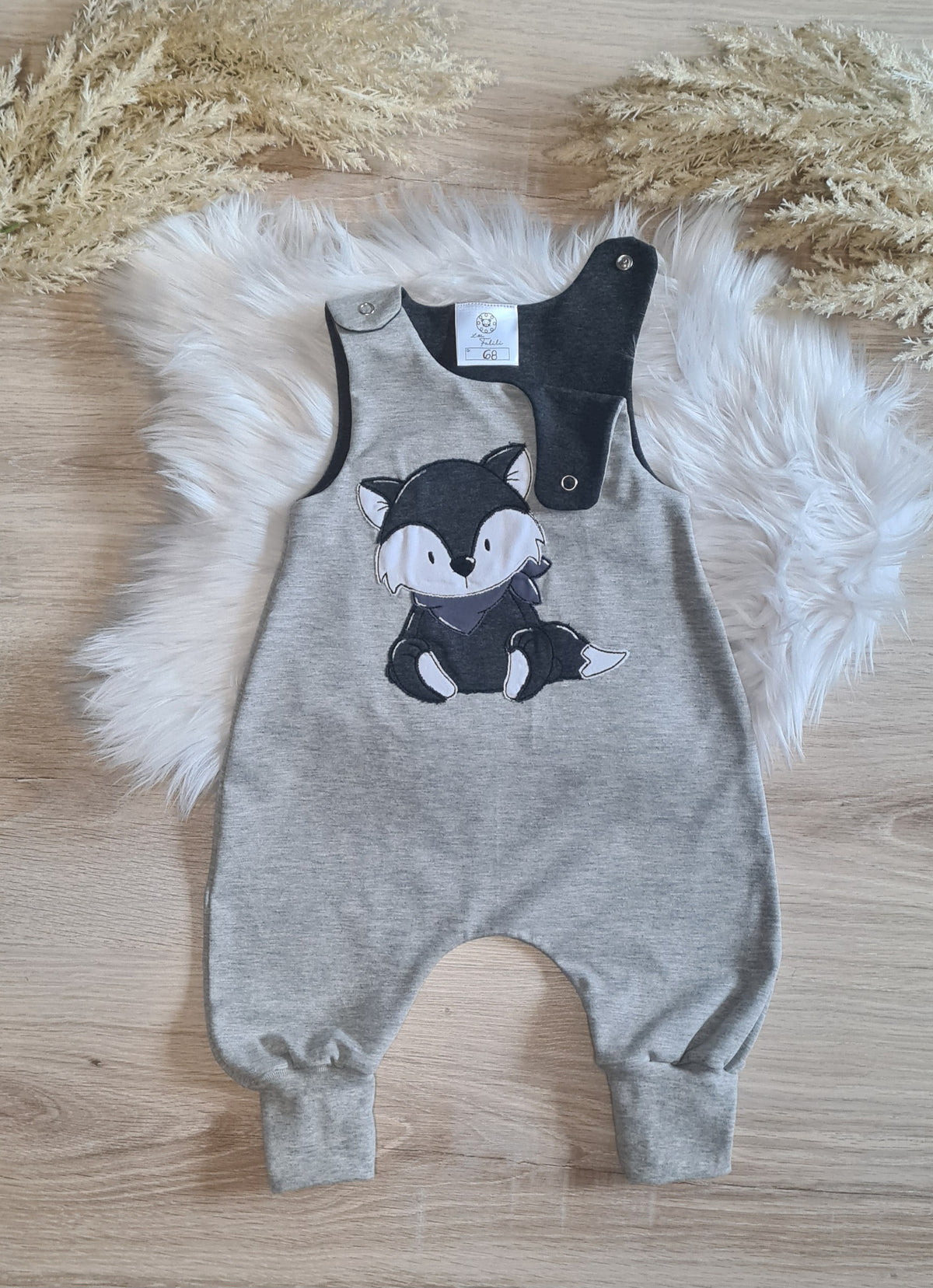 Handgemachter Baby-Strampler "grauer Fuchs" aus French Terry und Jersey, Gesamtansicht – 