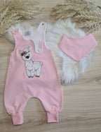 Baby Strampler "Lama" hell rosa mit Lama-Stickmotiv und passendem Halstuch, handmade von Little Falili