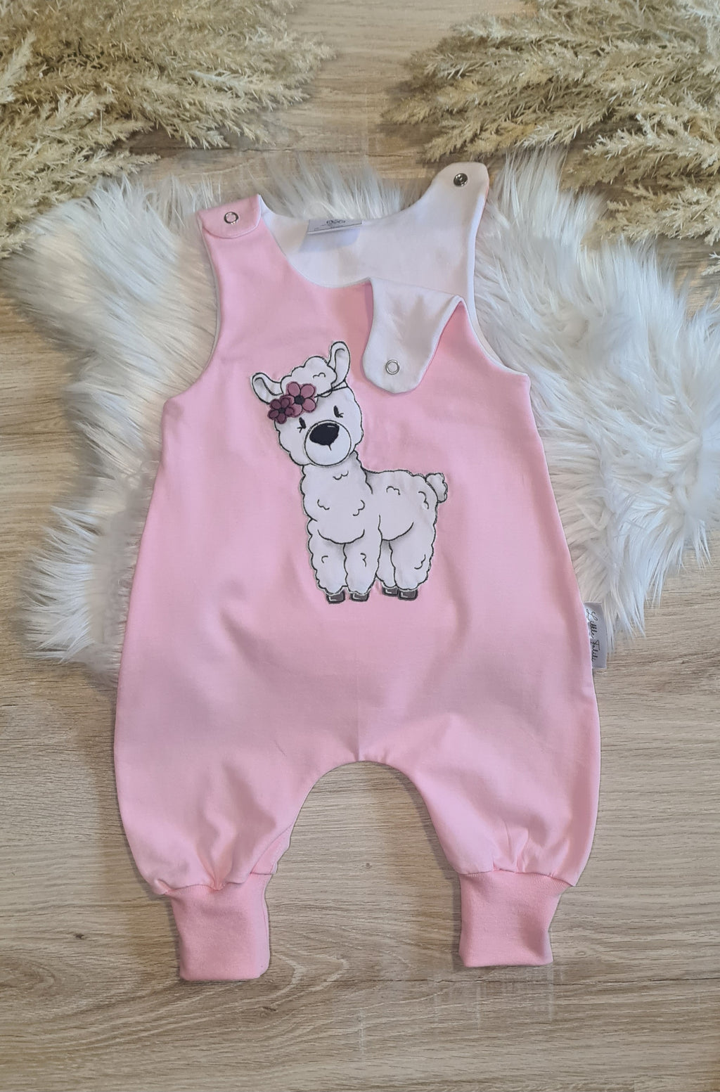 Handgenähter Baby-Strampler "Lama" in hell rosa, French Terry & Jersey 95% Baumwolle 5% Elasthan, Lama-Stickapplikation – Little Falili