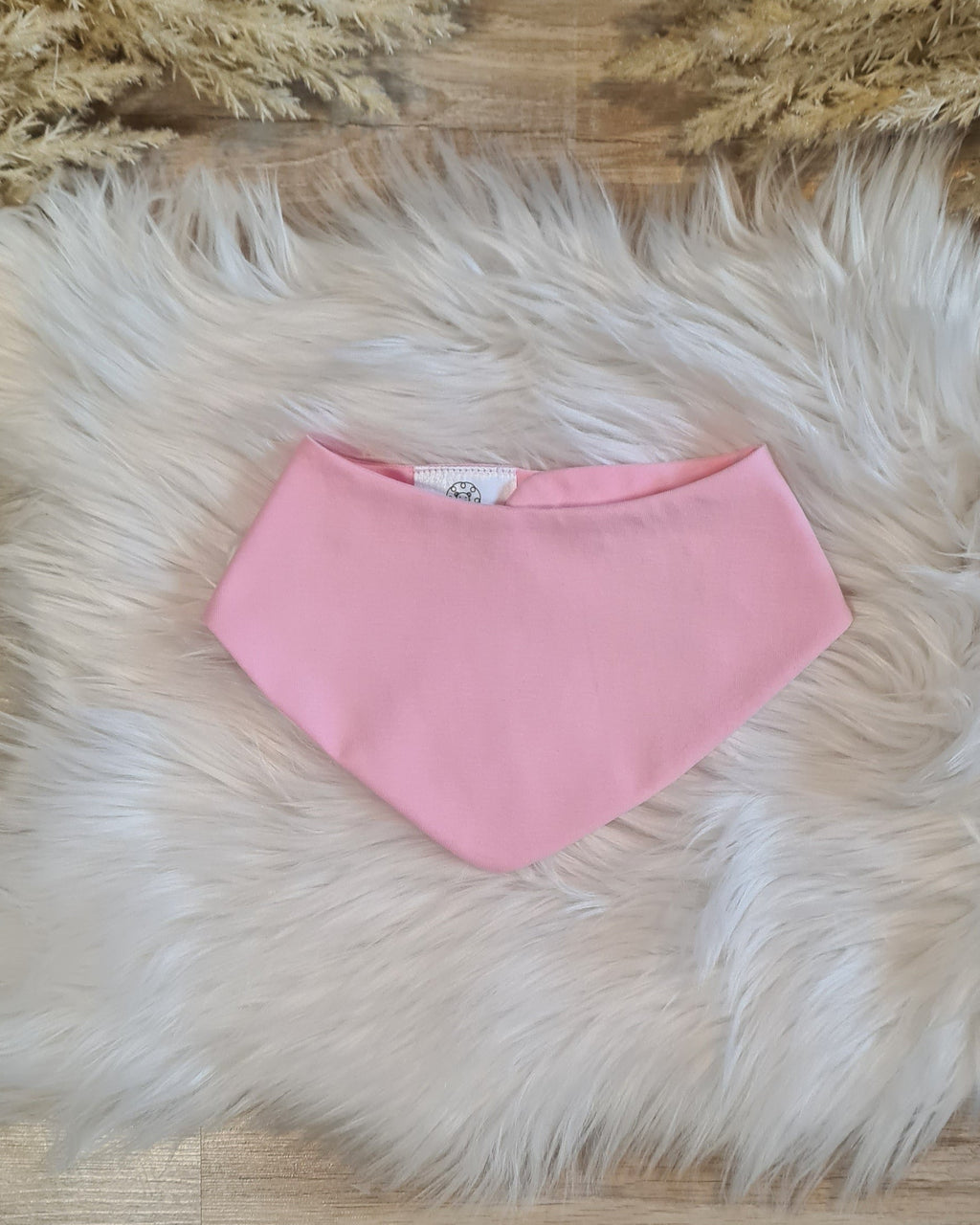 Detailansicht Baby-Halstuch zum Strampler "Lama" hell rosa – passend zum Lama-Stickstrampler, handmade – Little Falili