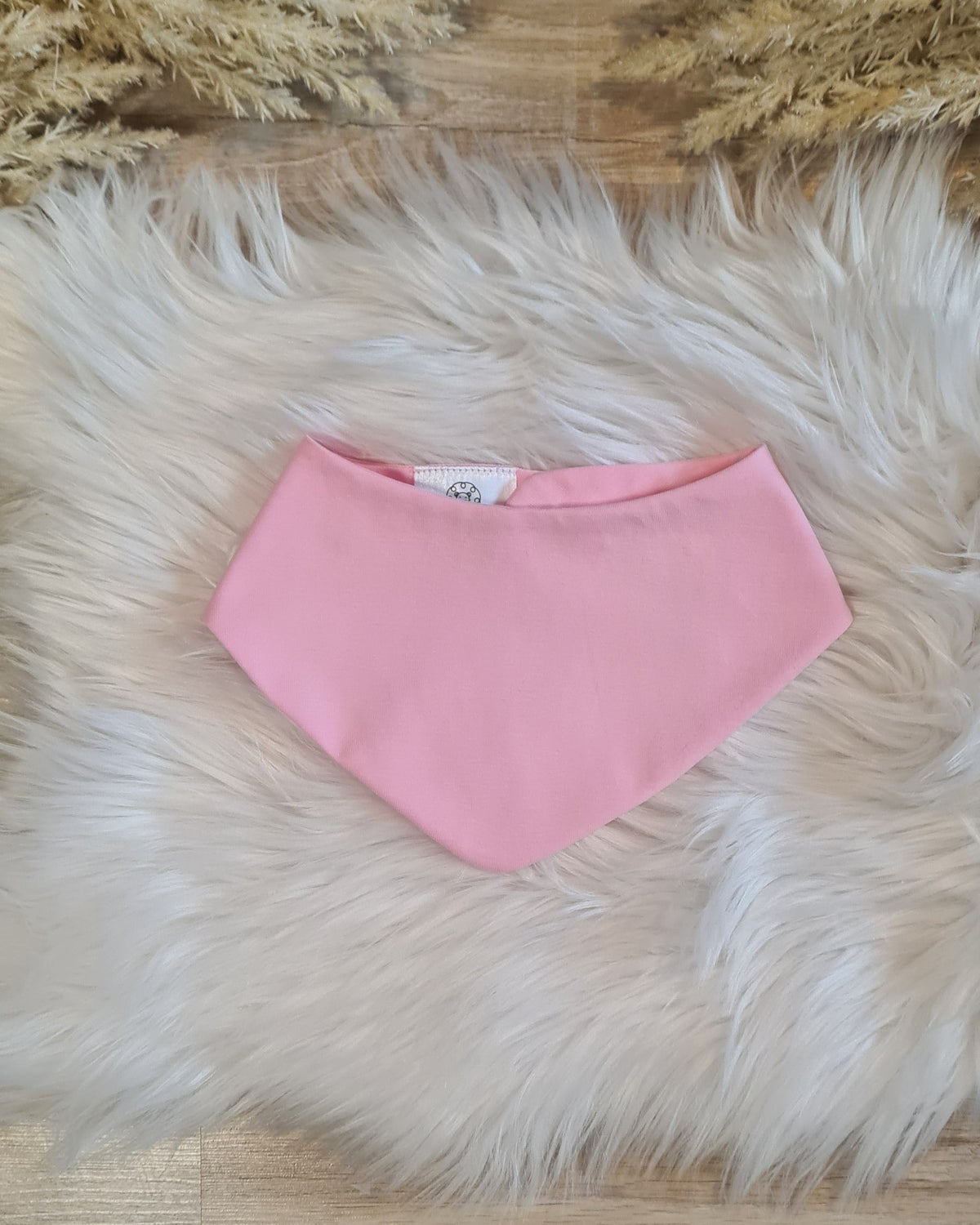 Detailansicht Baby-Halstuch zum Strampler "Lama" hell rosa – passend zum Lama-Stickstrampler, handmade – Little Falili