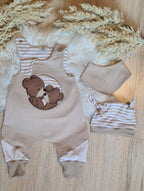 Baby Strampler "Bären Geschwister" mit Bär-Stickmotiv und passendem Halstuch, handmade von Little Falili – Mütze separat erhältlich