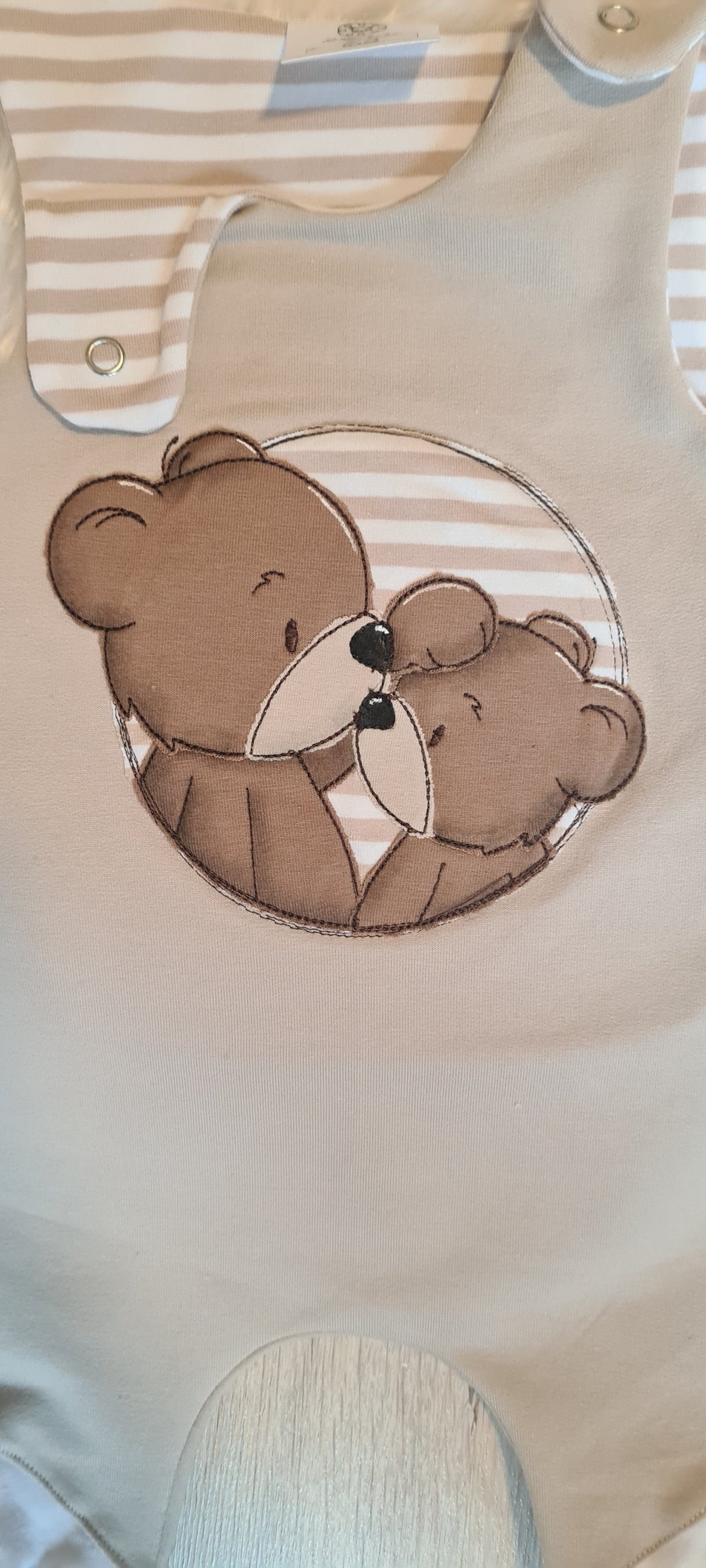 Detailansicht Bär-Stickmotiv auf Baby-Strampler "Bären Geschwister" – handmade, 95% Baumwolle 5% Elasthan