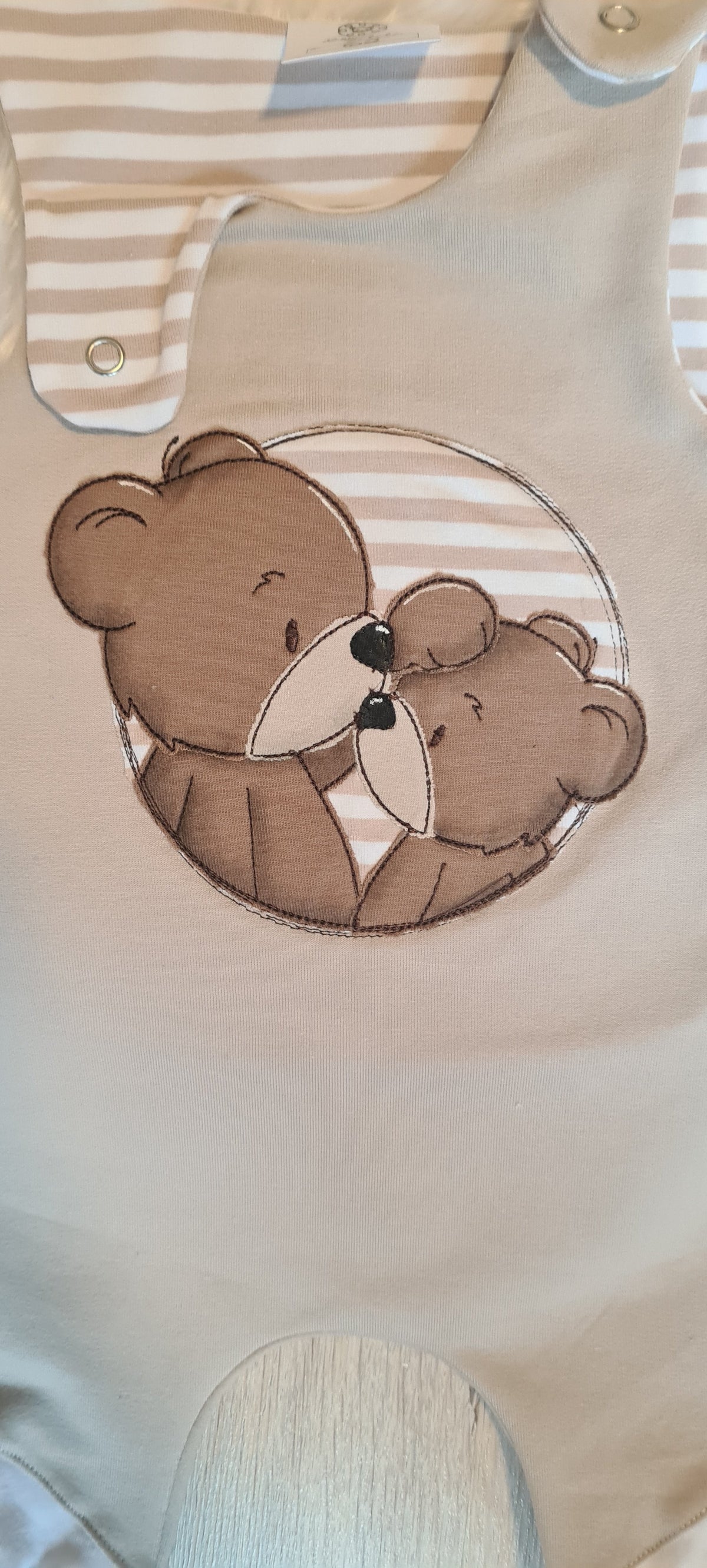 Detailansicht Bär-Stickmotiv auf Baby-Strampler "Bären Geschwister" – handmade, 95% Baumwolle 5% Elasthan