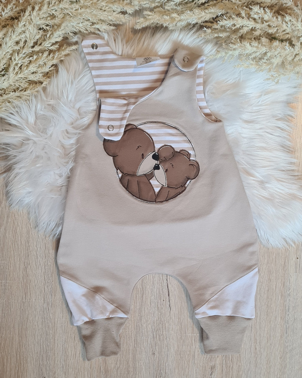 Handgenähter Baby-Strampler "Bären Geschwister", French Terry & Jersey 95% Baumwolle 5% Elasthan, Bär-Stickapplikation – Little Falili