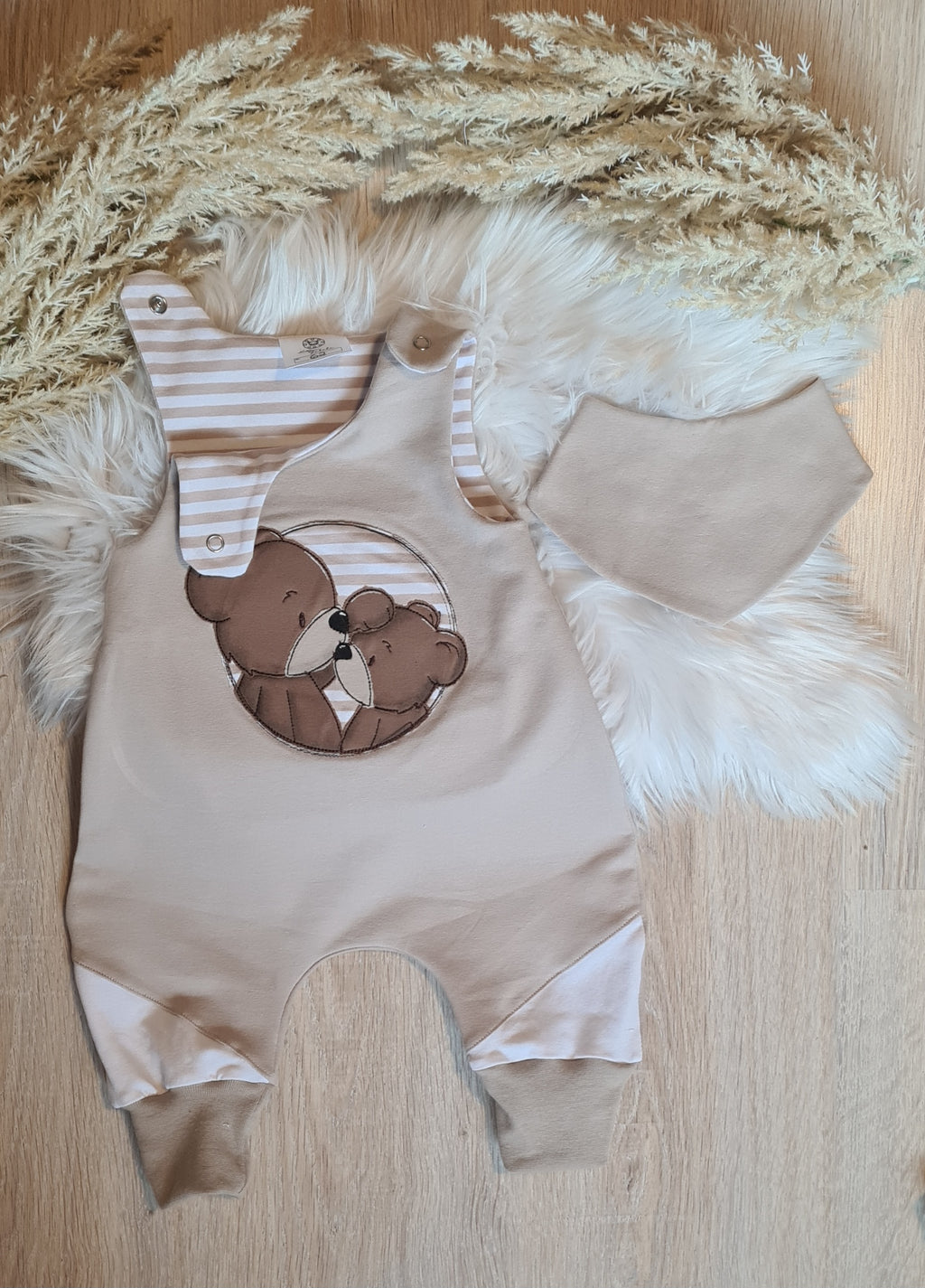 Baby-Strampler "Bären Geschwister" Seitenansicht – Bär-Stickmotiv, handmade, French Terry & Jersey – Little Falili