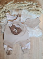 Baby-Strampler "Bären Geschwister" Seitenansicht – Bär-Stickmotiv, handmade, French Terry & Jersey – Little Falili