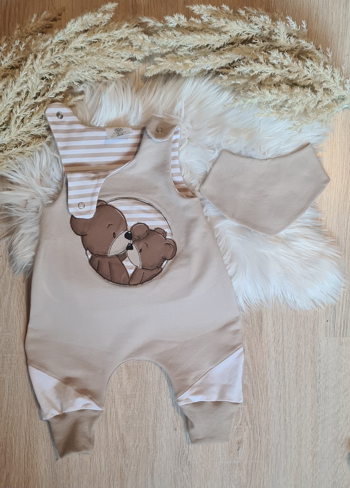 Baby-Strampler "Bären Geschwister" Seitenansicht – Bär-Stickmotiv, handmade, French Terry & Jersey – Little Falili