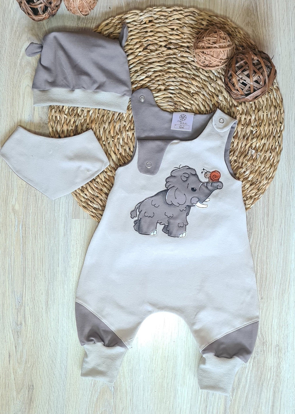 Baby Knoten-Mütze "Mammut" Detailansicht Mammut-Motiv, Jersey 95% Baumwolle 5% Elasthan – passend zur Strampler-Kollektion | Little Falili
