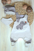 Baby Strampler „Mamut" in Sand/Taupe aus Jersey, handmade, mit Halstuch und Mamut-Stickerei – Mütze separat erhältlich | Little Falili
