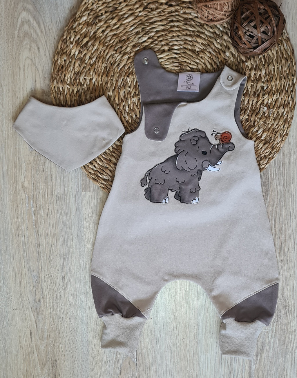 Baby Strampler „Mamut" Sand/Taupe Jersey mit Halstuch, handgenäht, Little Falili