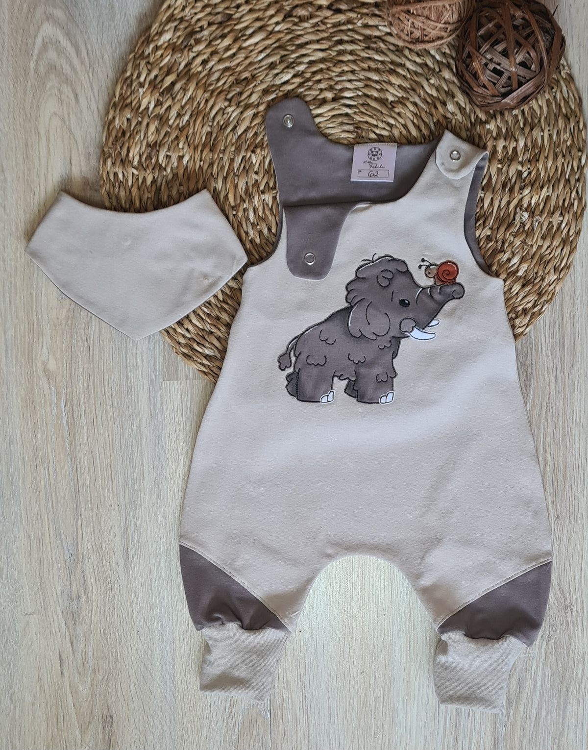 Baby Strampler „Mamut" Sand/Taupe Jersey mit Halstuch, handgenäht, Little Falili