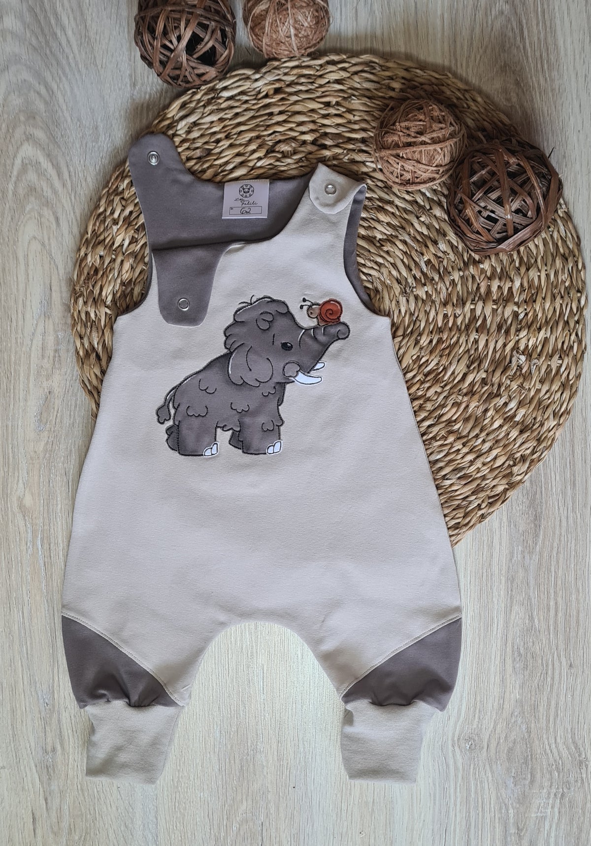 Detailansicht Mamut-Stickerei auf sand-taupenem Baby Strampler aus Jersey, handmade | Little Falili