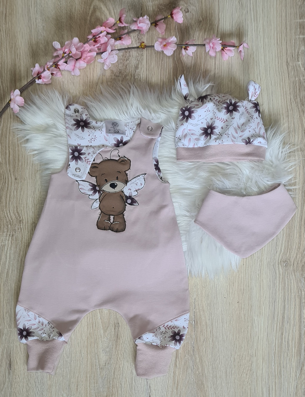 Baby Knoten-Mütze "Fee" Detailansicht Fee-Motiv, Jersey 95% Baumwolle 5% Elasthan – passend zur Strampler-Kollektion | Little Falili
