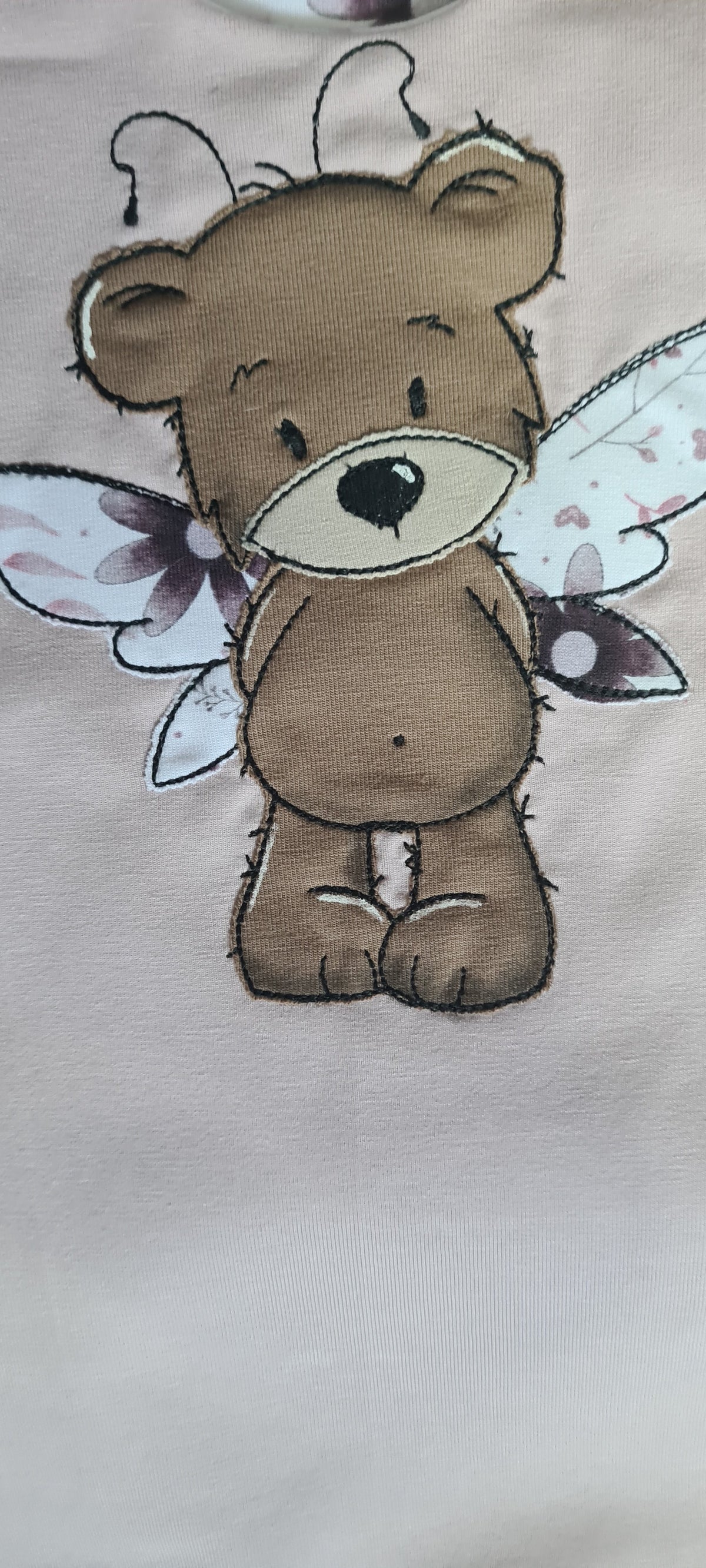 Detailansicht Baby-Strampler "Fee" – Bär-Stickmotiv, French Terry & Jersey, handmade – Mütze separat erhältlich