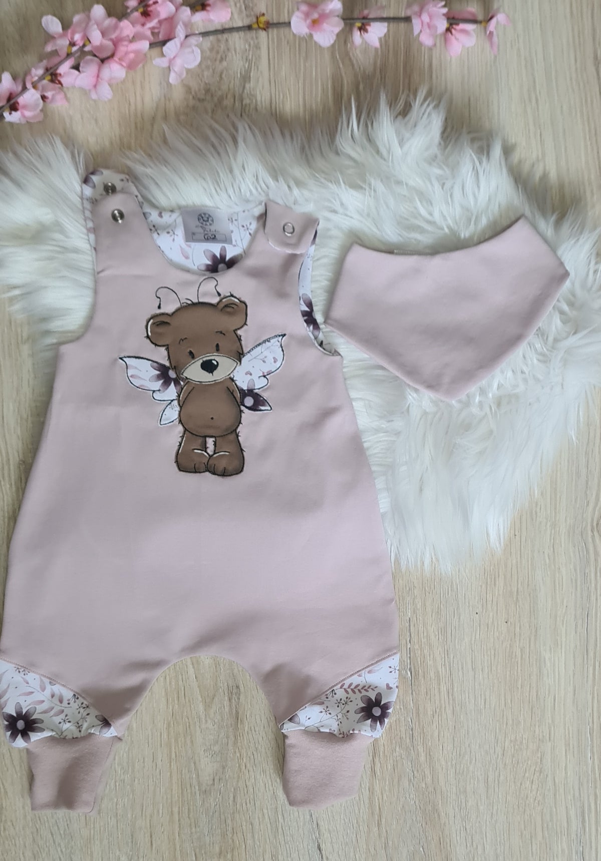 Handgenähter Baby-Strampler "Fee", French Terry & Jersey 95% Baumwolle 5% Elasthan, Bär-Stickapplikation – Little Falili
