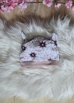 Baby Knoten-Mütze "Fee" mit Fee-Motiv, handgemacht aus Jersey, 95% Baumwolle 5% Elasthan – passend zur Strampler-Kollektion | Little Falili
