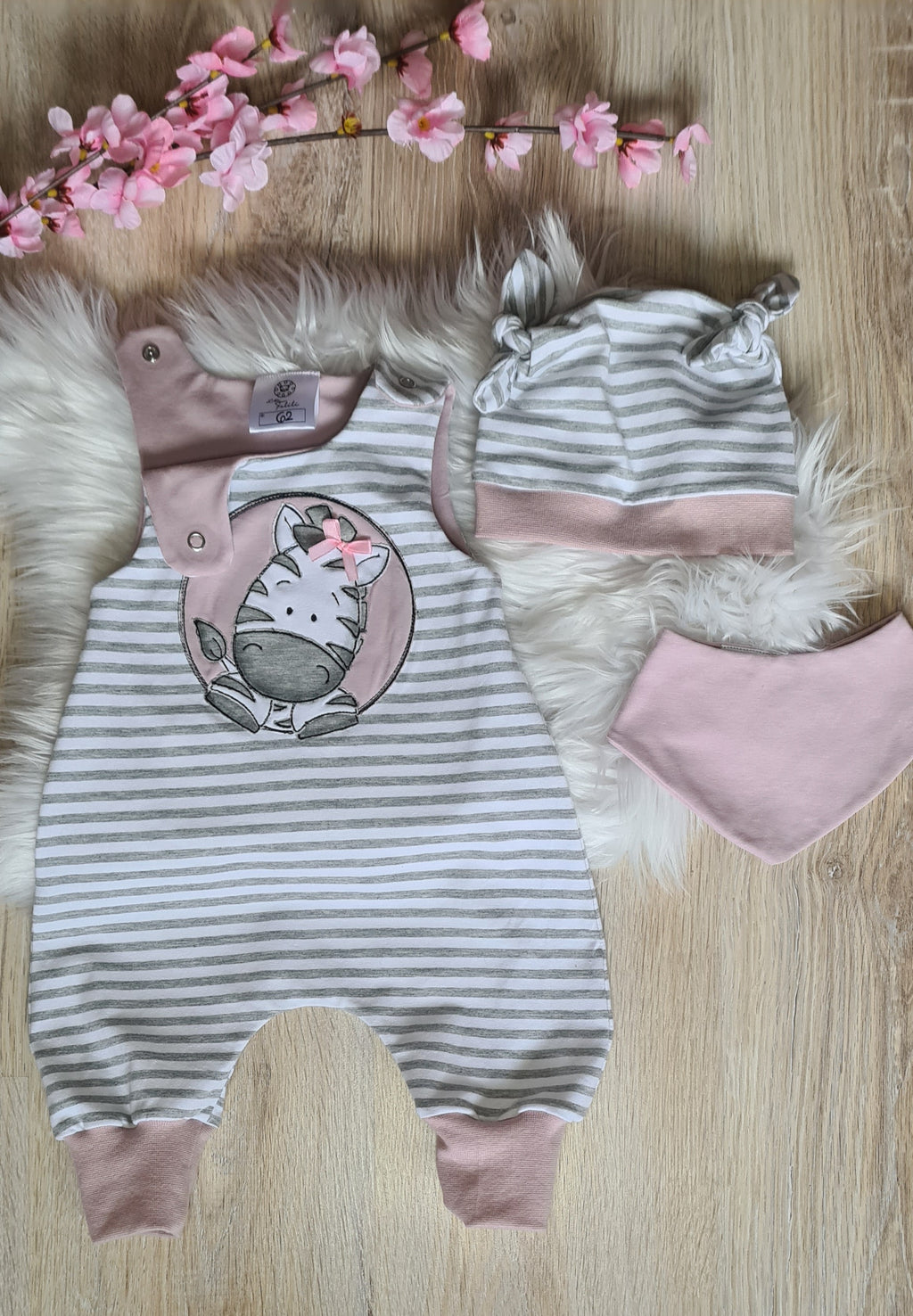 Baby-Strampler Zebra aus Jersey, Mütze separat erhältlich, Vorderansicht mit Halstuch