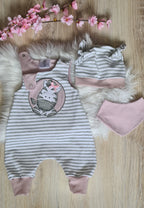 Baby-Strampler Zebra aus Jersey, Mütze separat erhältlich, Vorderansicht mit Halstuch