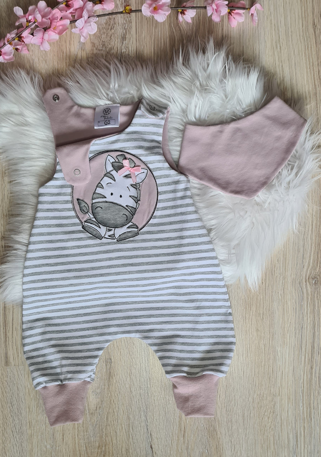 Handgemachter Baby-Strampler aus Jersey mit Zebra-Stickerei und passendem Halstuch, Gesamtansicht