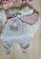 Handgemachter Baby-Strampler aus Jersey mit Zebra-Stickerei und passendem Halstuch, Gesamtansicht