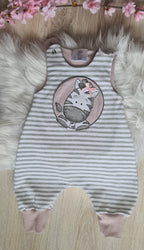 Nahaufnahme Zebra-Stickerei auf Baby-Strampler aus Jersey, handmade Little Falili