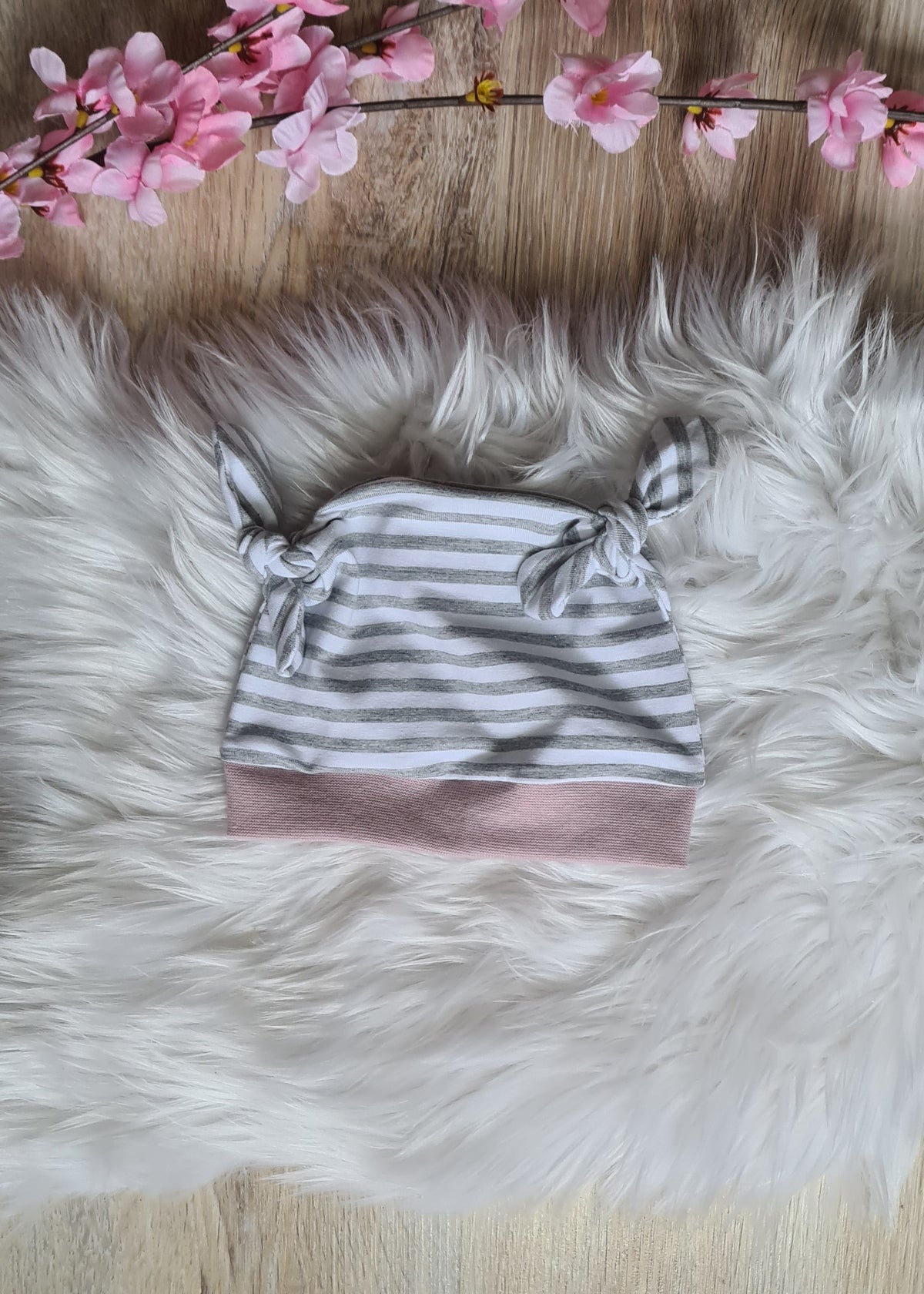 Baby Knoten-Mütze "Zebra" mit Zebra-Motiv, handgemacht aus Jersey, 95% Baumwolle 5% Elasthan – passend zur Strampler-Kollektion | Little Falili
