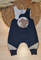 Handgenähter Baby-Strampler "Matrose" dunkelblau mit Bärchen-Stickapplikation, 95% Baumwolle 5% Elasthan – Little Falili