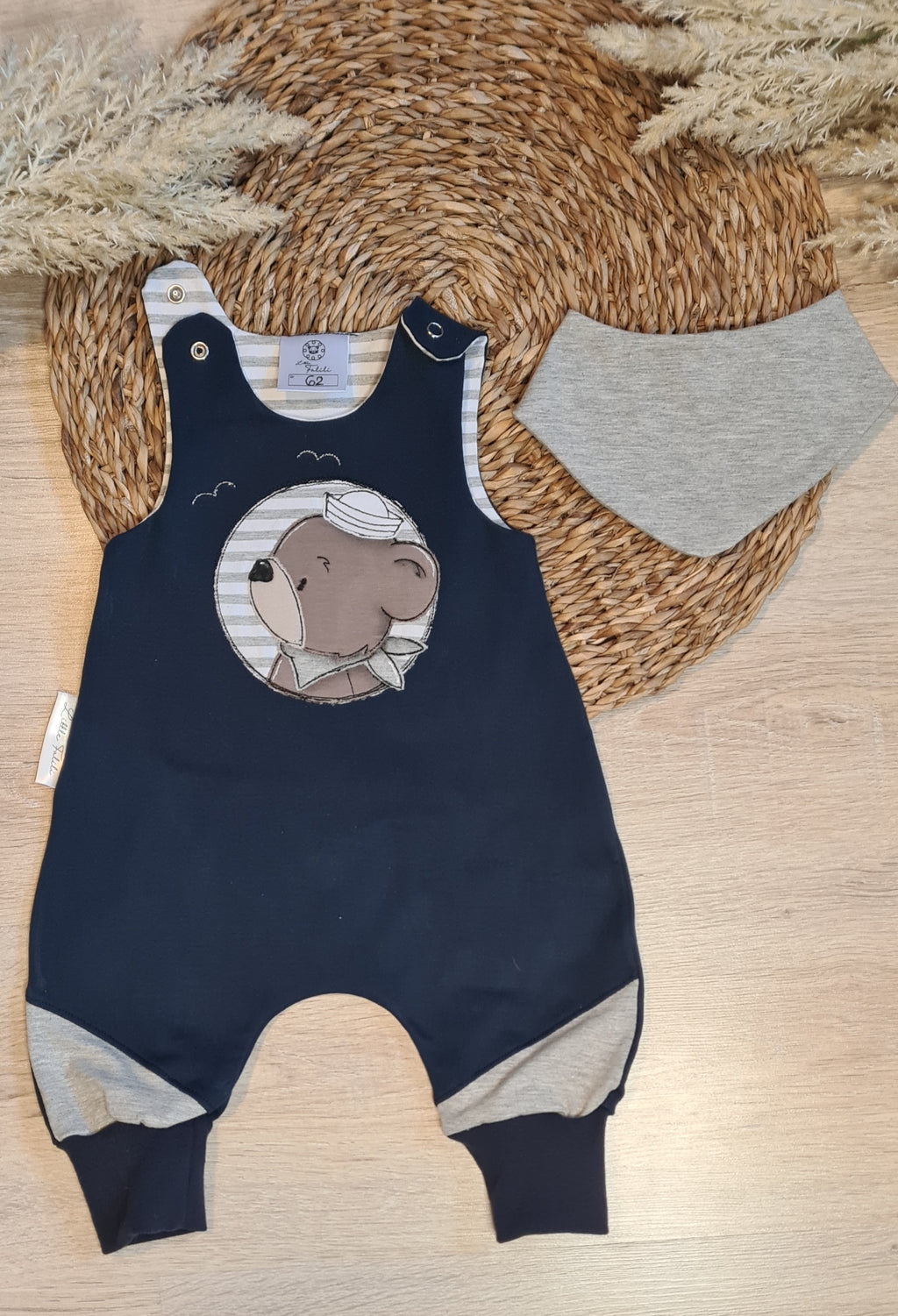 Detailansicht Baby-Strampler "Matrose" – French Terry & Jersey, Teddy-Stickmotiv, handmade – mit Halstuch