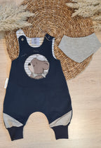 Detailansicht Baby-Strampler "Matrose" – French Terry & Jersey, Teddy-Stickmotiv, handmade – mit Halstuch