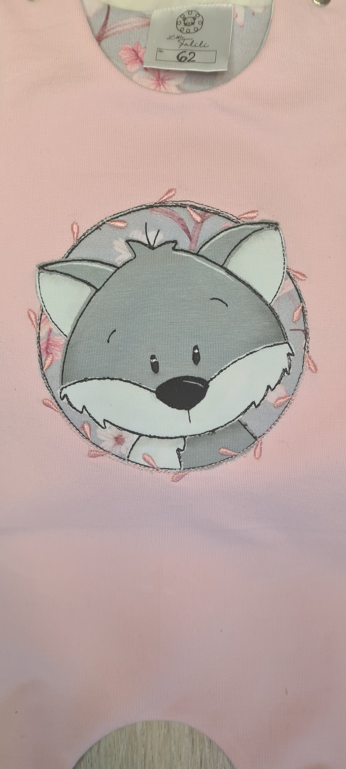 Baby Strampler "Fuchs mit Ranken" Detailansicht Fuchs-Stickmotiv in rosa & grau, French Terry, 95% Baumwolle 5% Elasthan – Mütze separat erhältlich | Little Falili
