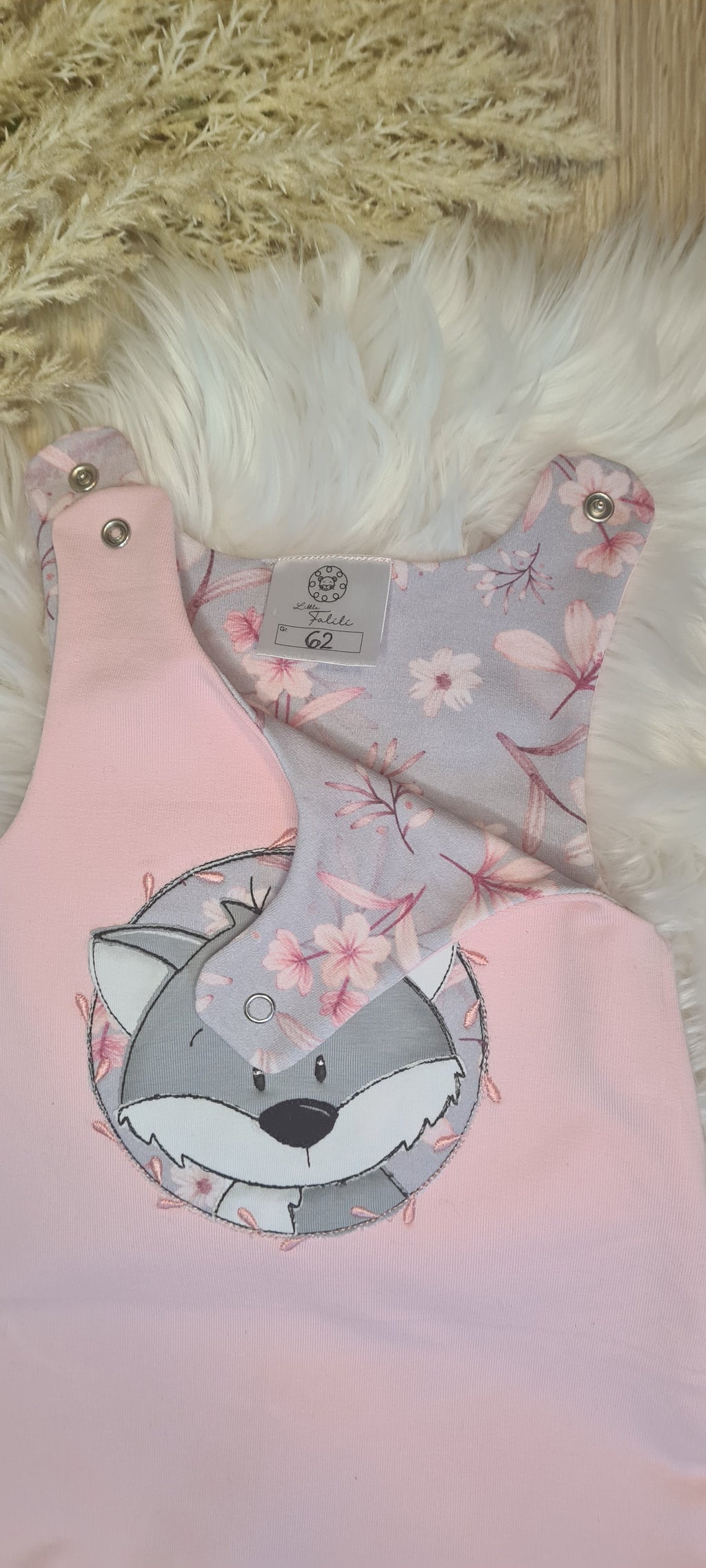 Baby Strampler "Fuchs mit Ranken" in rosa & grau mit Halstuch, French Terry, 95% Baumwolle 5% Elasthan – Mütze separat erhältlich | Little Falili
