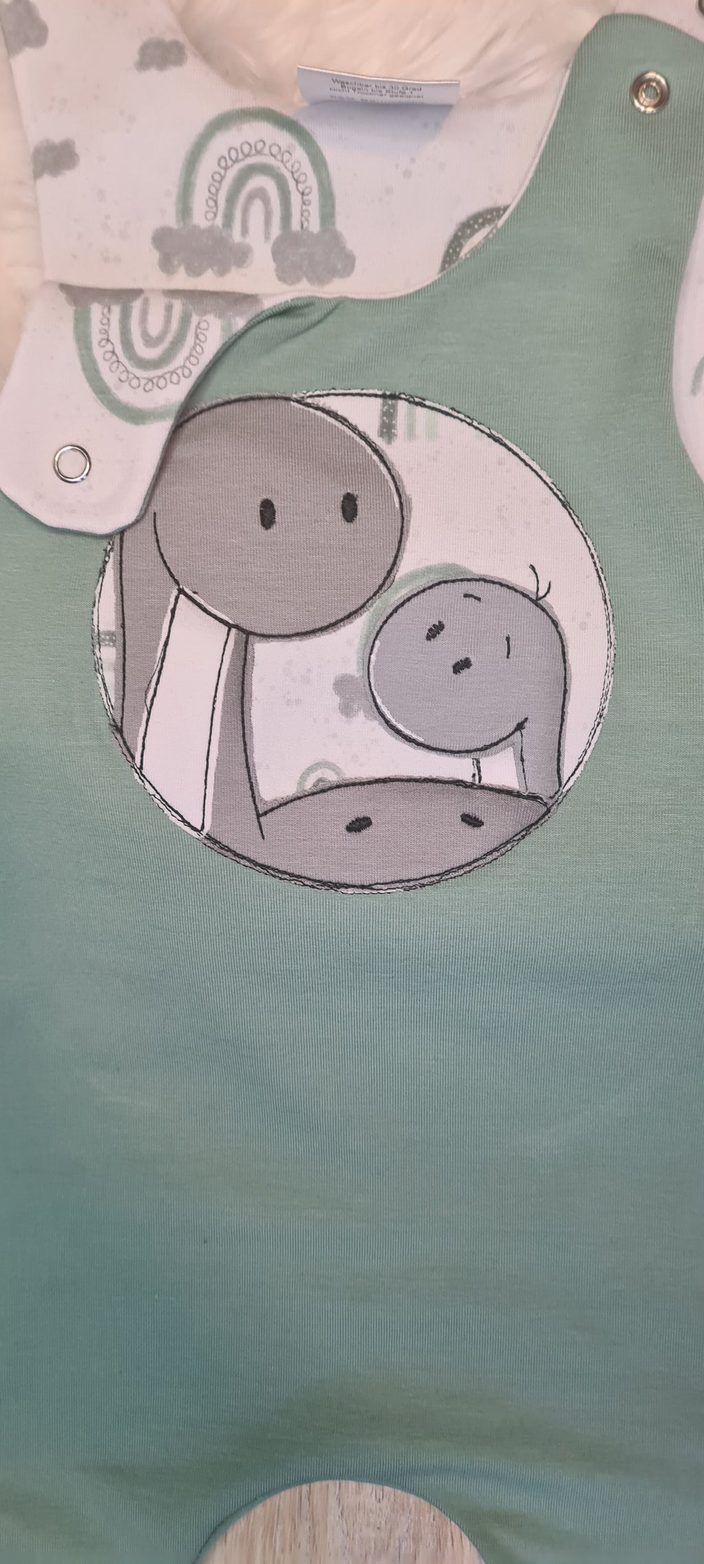 Baby Strampler "Langhals Dinos" in grün mit Halstuch, French Terry & Jersey, 95% Baumwolle 5% Elasthan – Mütze separat erhältlich | Little Falili
