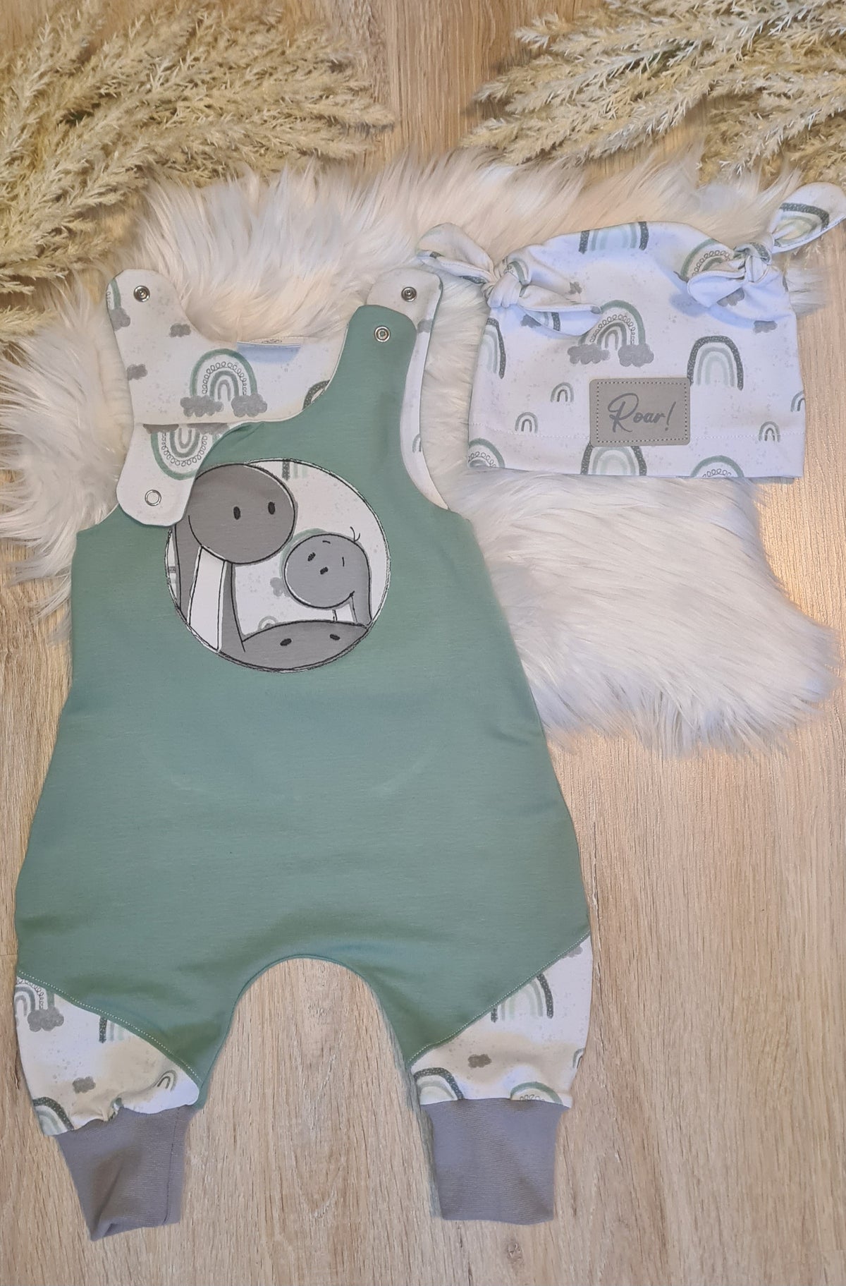 Baby Strampler "Langhals Dinos" Detailansicht Dino-Stickmotiv in grün, French Terry & Jersey, 95% Baumwolle 5% Elasthan – Mütze separat erhältlich | Little Falili
