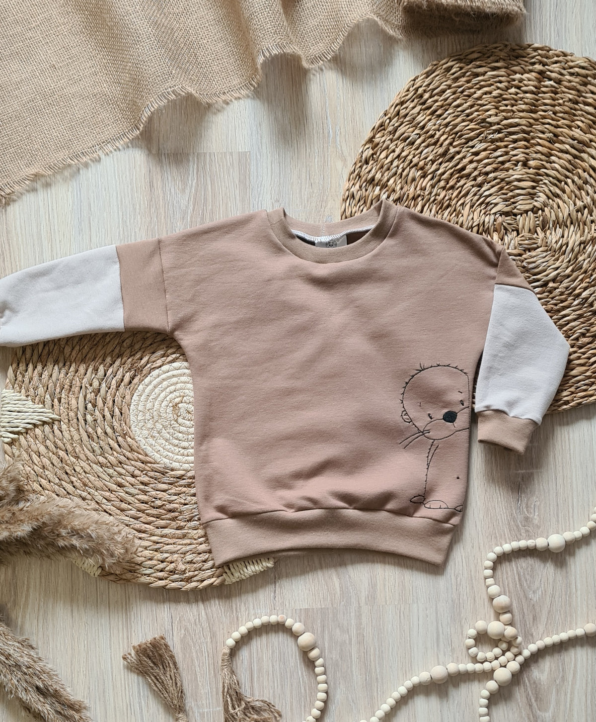 Handgefertigter Pullover „Otter Outlines“ aus French Terry mit Otter-Stickerei