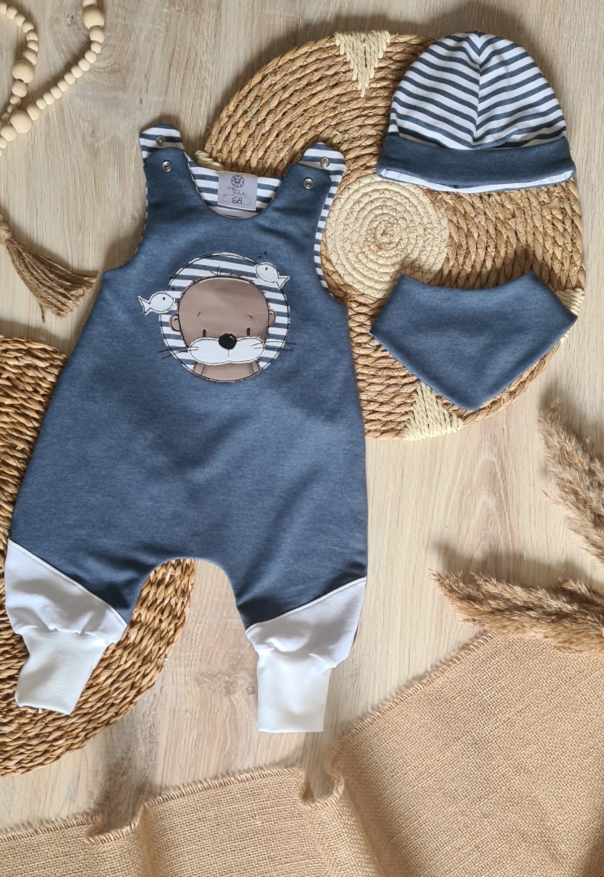 Baby Beanie-Mütze "Otter maritim" Detailansicht Otter-Motiv, Jersey 95% Baumwolle 5% Elasthan – passend zur Strampler-Kollektion | Little Falili
