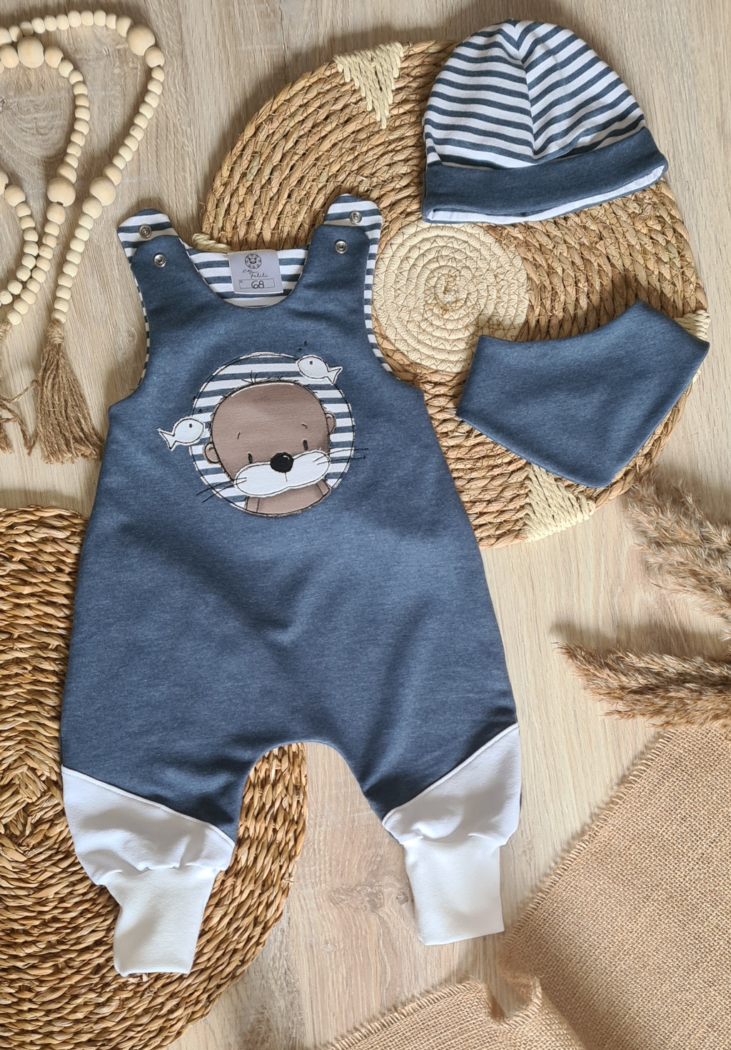 Baby Strampler "Otter Maritim" Frontansicht in Jeans Melange – gesticktes Otter-Applikation mit Streifen-Detail, Halstuch, handgenäht, Mütze separat erhältlich, Little Falili